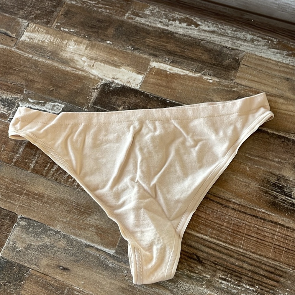 Victoria’s Secret Thong Panties - Picture 5 of 8